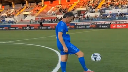 Renzi, tributo a Maradona: palleggia sulle note di “Life is live”