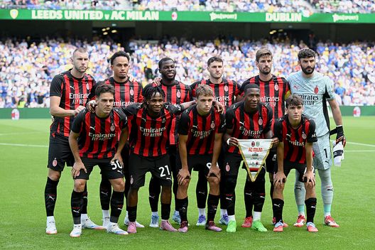 Leeds-Milan, dopo il gol di Gimenez spunta uno striscione… per Allegri- immagine 3