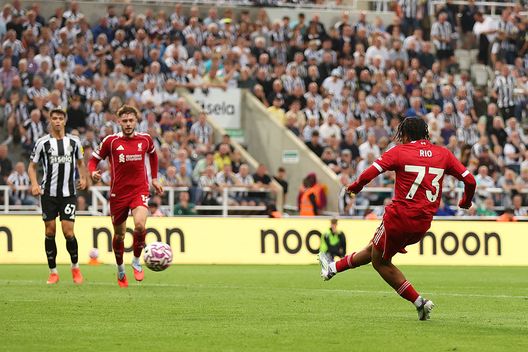 Newcastle Upon Tyne, Inghilterra - 25 agosto 2025: Il gol di Rio Ngumoha che ha deciso la partita contro il Newcastle. (Foto di George Wood/Getty Images) Liverpool-Arsenal, dove vedere la sfida in diretta tv e streaming live- immagine 2