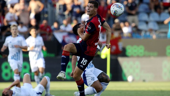 CAGLIARI, ITALY - AUGUST 26: Matteo Prati of Cagliari in action during the Serie A match between Cagliari and Como at Sardegna Arena on August 26, 2024 in Cagliari, Italy. (Photo by Enrico Locci/Getty Images) Calciomercato Torino, trattativa in chiusura per Prati - immagine 1