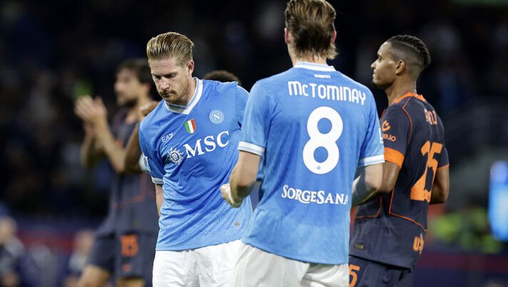 NAPLES, ITALY - OCTOBER 25: Kevin De Bruyne of SSC Napoli, instead of celebrating the goal, stops everyone due to an injury during the Serie A match between SSC Napoli and FC Internazionale at Stadio Diego Armando Maradona on October 25, 2025 in Naples, Italy. (Photo by Francesco Pecoraro/Getty Images) NEWS – Israel non convocato! De Bruyne, Neres, Mkhitaryan, K. Thuram, David, Yildiz, Perin, Gud, Dybala… - immagine 1