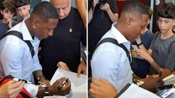 Estupinan a ‘Casa Milan’: selfie e autografi con i giovani tifosi | VIDEO