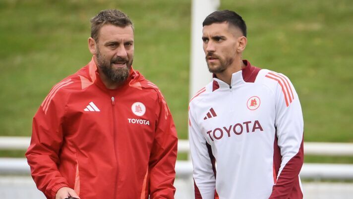 BURTON UPON TRENT, ENGLAND - AUGUST 08: AS Roma coach Daniele De Rossi and Lorenzo Pellegrini during a training session at St George's Park on August 08, 2024 in Burton upon Trent, England. (Photo by Fabio Rossi/AS Roma via Getty Images) Pellegrini: “Tanti infortuni? La verità e il vero problema. Vi spiego il mio ruolo… a metà” - immagine 1