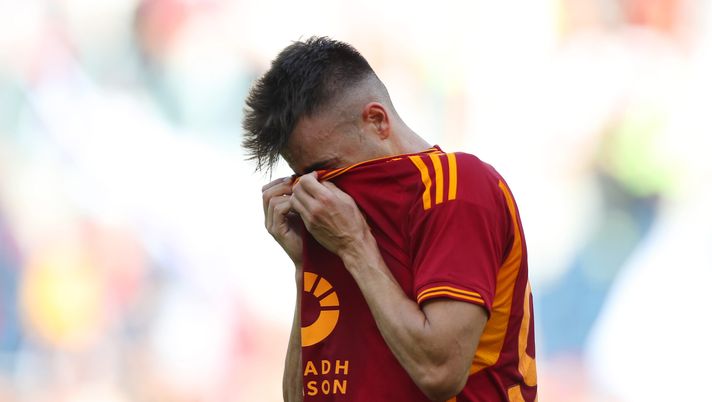 ROME, ITALY - OCTOBER 22: Stephan El Shaarawy of AS Roma reacts during the Serie A TIM match between AS Roma and AC Monza at Stadio Olimpico on October 22, 2023 in Rome, Italy. (Photo by Paolo Bruno/Getty Images) Scommesse, parla il legale di El Shaarawy: “Stephan oggetto di diffamazioni” - immagine 1