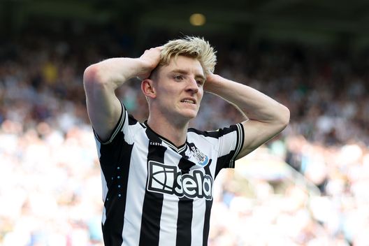NEWCASTLE UPON TYNE, ENGLAND - MAY 11: Anthony Gordon of Newcastle United reacts after his goal is disallowed during the Premier League match between Newcastle United and Brighton & Hove Albion at St. James Park on May 11, 2024 in Newcastle upon Tyne, England. (Photo by George Wood/Getty Images) Il Newcastle ci prova per Nico, ma intanto deve resistere per un altro esterno- immagine 2
