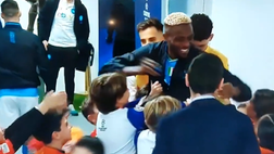 VIDEO Osimhen, assalito dall’entusiasmo dei bambini: la tenera reazione di Victor