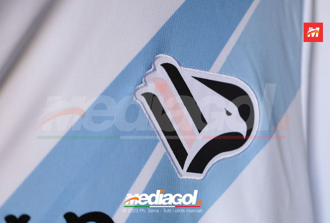 FOTO Palermo, inizia la vendita della seconda e terza maglia Puma 2023/2024 (Gallery) - immagine 8