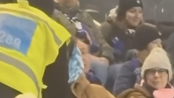 Vergogna al Gewiss, tifoso del Napoli cacciato dalle tribune: fischi e insulti per lui