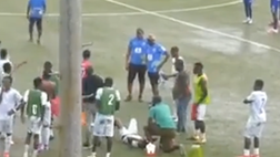 Testata dell’arbitro, calciatore via in ambulanza: la scena è folle (VIDEO)