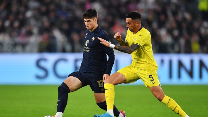 TURIN, ITALY - OCTOBER 19: Vasilije Adzic of Juventus runs with the ball whilst under pressure from Matias Vecino of Lazio during the Serie A match between Juventus and SS Lazio at on October 19, 2024 in Turin, Italy. (Photo by Valerio Pennicino/Getty Images) Thiago Motta batte Baroni e si prende la vetta: decisivo un autogol di Gila - immagine 1