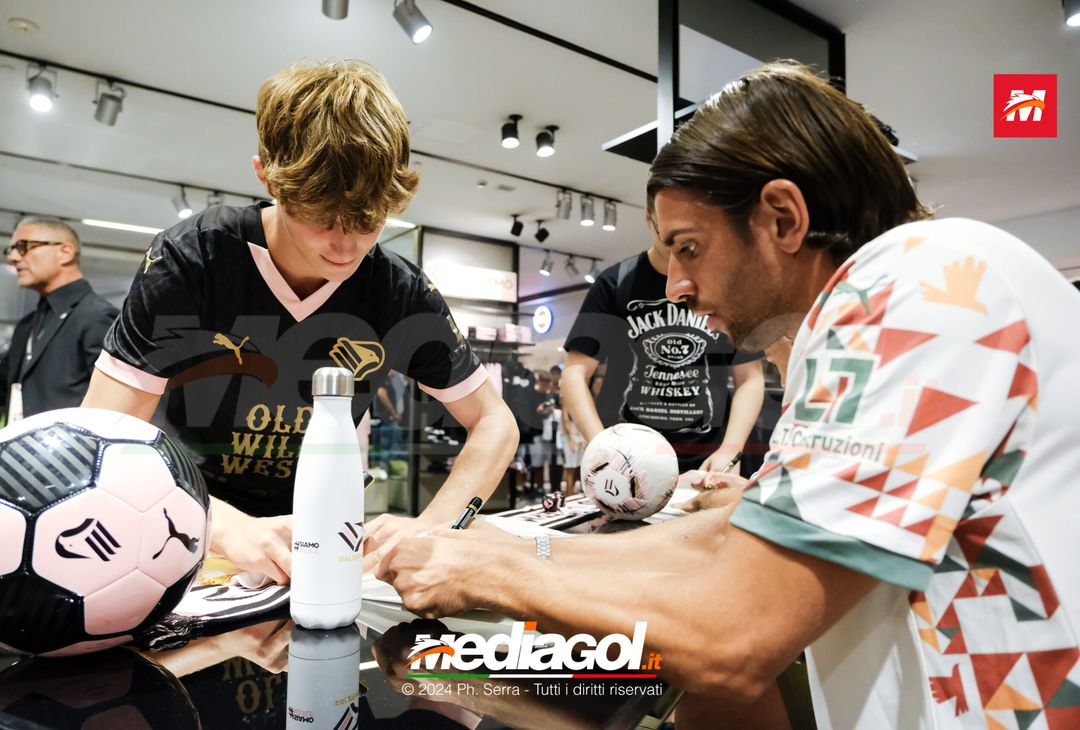 FOTO, i tifosi rosanero incontrano i propri beniamini alla Rinascente (Gallery) - immagine 17