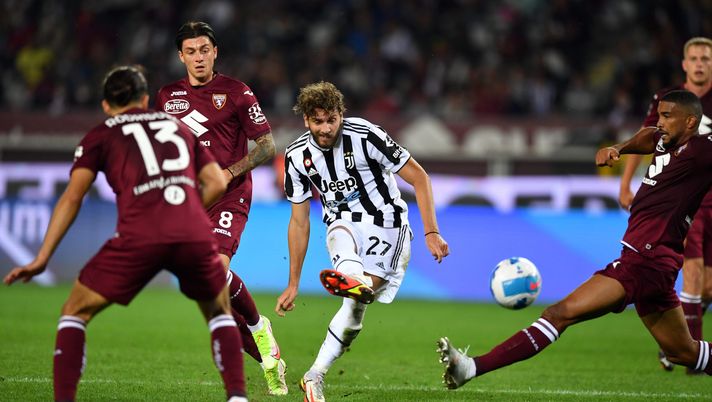 TURIN, ITALY - OCTOBER 02: Manuel Locatelli of Juventus scores their team's first goal during the Serie A match between Torino FC v Juventus at Stadio Olimpico di Torino on October 02, 2021 in Turin, Italy. (Photo by Valerio Pennicino/Getty Images) Toro, attento alla solita maledizione: il derby con beffa finale - immagine 1