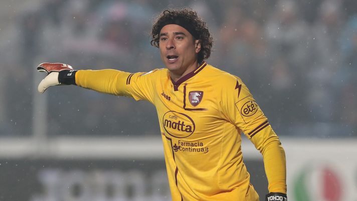 FOTO Ochoa polemico sul gol convalidato al Napoli: la rabbia del portiere sui social - immagine 1