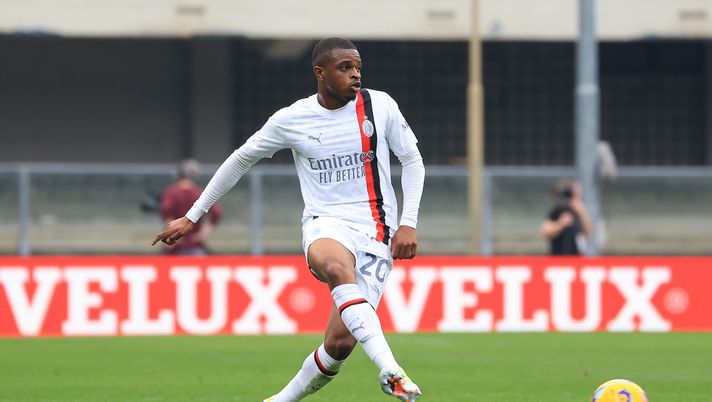 Pierre Kalulu (difensore AC Milan), qui durante Verona-Milan 1-3 (Serie A 2023-2024) | News (Getty Images) Pierre Kalulu AC Milan Verona-Milan 1-3 Serie A 2023-2024