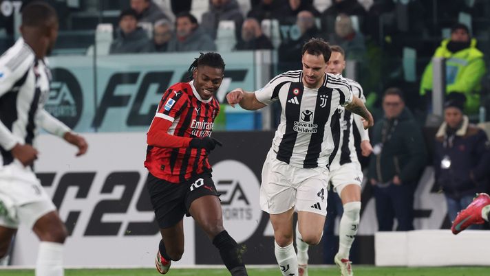 TURIN, ITALY - JANUARY 18: Rafael Leao of AC Milan competes for the ball with Federico Gatti of Juventus during the Serie A match between Juventus and AC Milan at on January 18, 2025 in Turin, Italy. (Photo by Claudio Villa/AC Milan via Getty Images) Juventus-Milan, dove vedere il big match in diretta tv e streaming LIVE - immagine 1