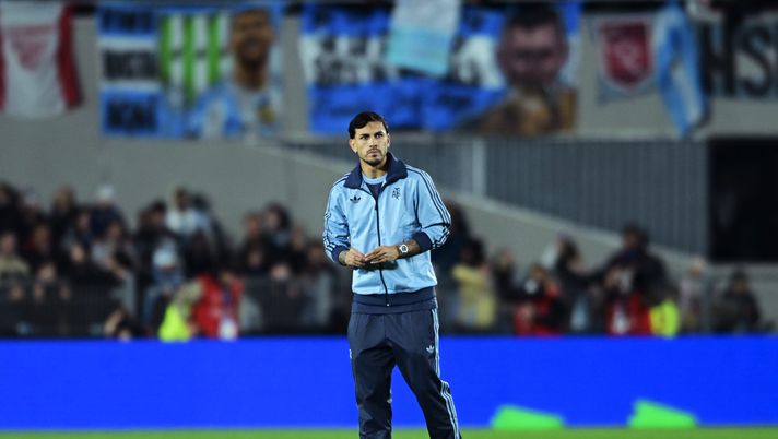 BUENOS AIRES, ARGENTINA - JUNE 10: Leandro Paredes inspects the pitch prior to the FIFA World Cup 2026 South American Qualifier match between Argentina and Colombia at Estadio Más Monumental Antonio Vespucio Liberti on June 10, 2025 in Buenos Aires, Argentina. (Photo by Marcelo Endelli/Getty Images) Paredes, che serata: partita da leader, tensione in campo e pensieri al Boca - immagine 1