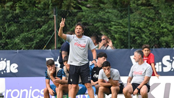 DIMARO, ITALY - JULY 20: SSC Napoli Head Coach Antonio Conte during the pre season friendly game between SSC Napoli and Mantova at Dimaro Sport Center, on July 20 2024 in Dimaro, Italy. (Photo by SSC NAPOLI/SSC NAPOLI via Getty Images) Conte ha alzato l’età media del Napoli, l’ha portata nel dogma scudetto: il dato - immagine 1