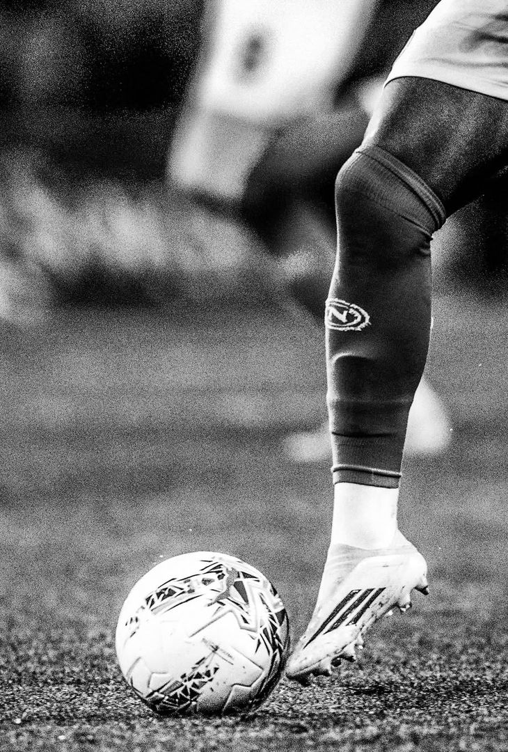 Apre McTominay, chiude Alisson Santos; nel mezzo, l'autorete di Terracciano e De Bruyne: una gara perfetta disputata venerdì sera dal Napoli di Antonio Conte contro la Cremonese, riassunta in 20 fotografie bianche e nere che vanno a comporre un post pubblicato in giornata dall'admin Instagram della compagine partenopea.