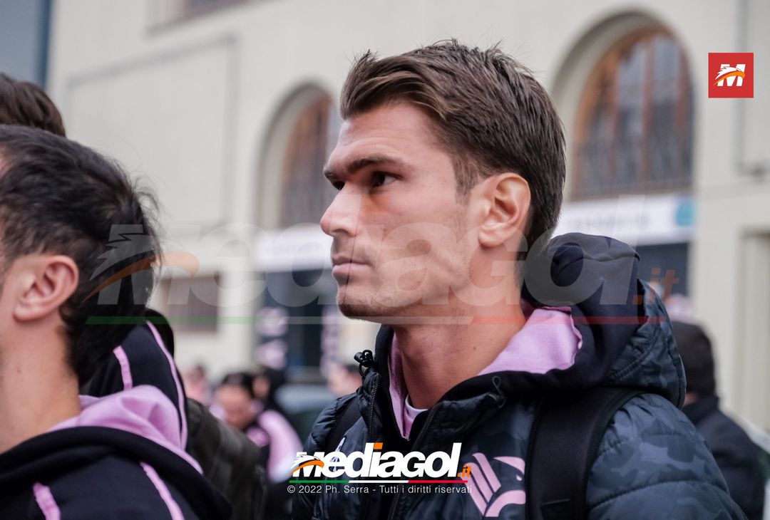 FOTO Palermo: la squadra verso Benevento. Cori e striscioni al “Barbera” (La Gallery) - immagine 30
