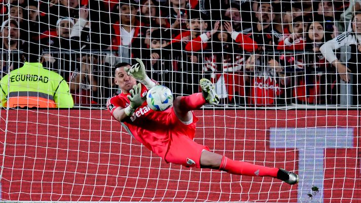 BUENOS AIRES, ARGENTINA - AUGUST 21: Franco Armani of River Plate saves the fourth penalty from Marcelo Fernandez of Libertad in the penalty shoot out during the Copa CONMEBOL Libertadores 2025 round of 16 second leg match between River Plate and Libertad at Estadio Más Monumental Antonio Vespucio Liberti on August 21, 2025 in Buenos Aires, Argentina. (Photo by Marcelo Endelli/Getty Images) Franco Armani, capitano del River Plate