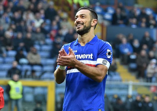 Fabio Quagliarella esulta con la maglia della Sampdoria