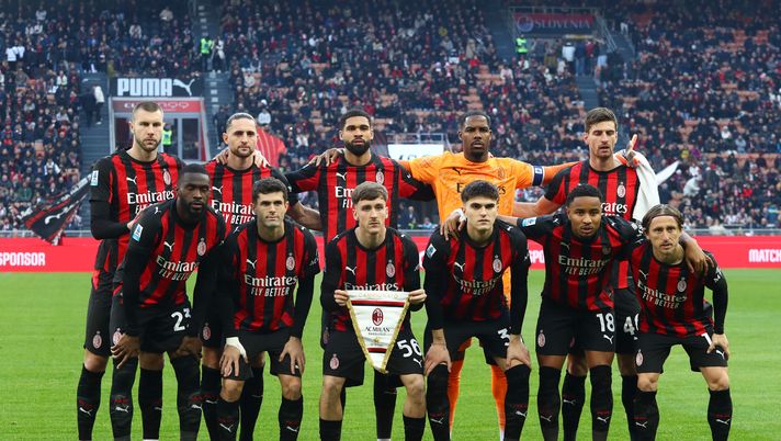 MILAN, ITALY - DECEMBER 14: The AC Milan starting squad pose for a photo prior to the Serie A match between AC Milan and US Sassuolo Calcio at Giuseppe Meazza Stadium on December 14, 2025 in Milan, Italy. (Photo by Marco Luzzani/Getty Images) Sabatini duro: “La spinta di Loftus-Cheek è veramente docile. Clamoroso errore dell’arbitro” - immagine 1