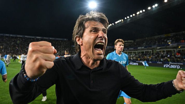 PARMA, ITALY - MAY 18: Antonio Conte celebrating after the Serie A match between Parma and Napoli at Stadio Ennio Tardini on May 18, 2025 in Parma, Italy. (Photo by SSC NAPOLI/SSC NAPOLI via Getty Images) Gazzetta – Napoli, è rivoluzione silenziosa sul mercato: le idee per dare a Conte due squadre - immagine 1