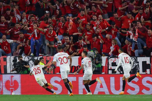 SEVILLE, SPAIN - MAY 18: Erik Lamela of Sevilla FC celebrates after scoring the team's second goal during the UEFA Europa League semi-final second leg match between Sevilla FC and Juventus at Estadio Ramon Sanchez Pizjuan on May 18, 2023 in Seville, Spain. (Photo by Fran Santiago/Getty Images) Siviglia-Real Madrid, le probabili formazioni: Ancelotti rilancia Joselu. Ok Ocampos- immagine 2