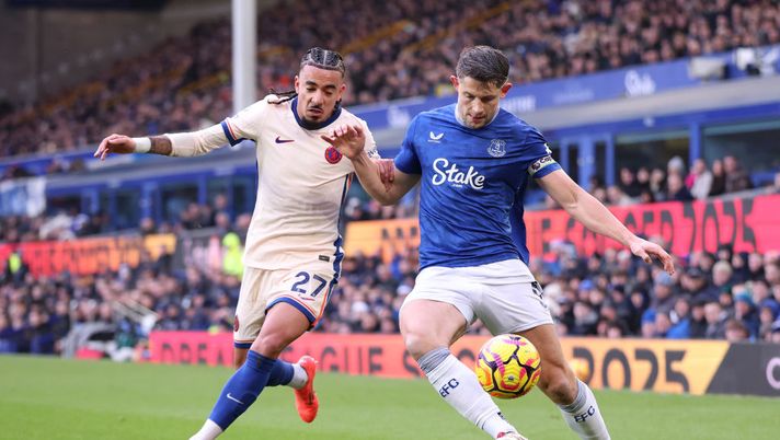 LIVERPOOL, ENGLAND - DECEMBER 22: James Tarkowski of Everton battles for possession with Malo Gusto of Chelsea during the Premier League match between Everton FC and Chelsea FC at Goodison Park on December 22, 2024 in Liverpool, England. (Photo by Carl Recine/Getty Images) Chelsea-Everton, dove vedere la partita in diretta televisiva e streaming LIVE - immagine 1