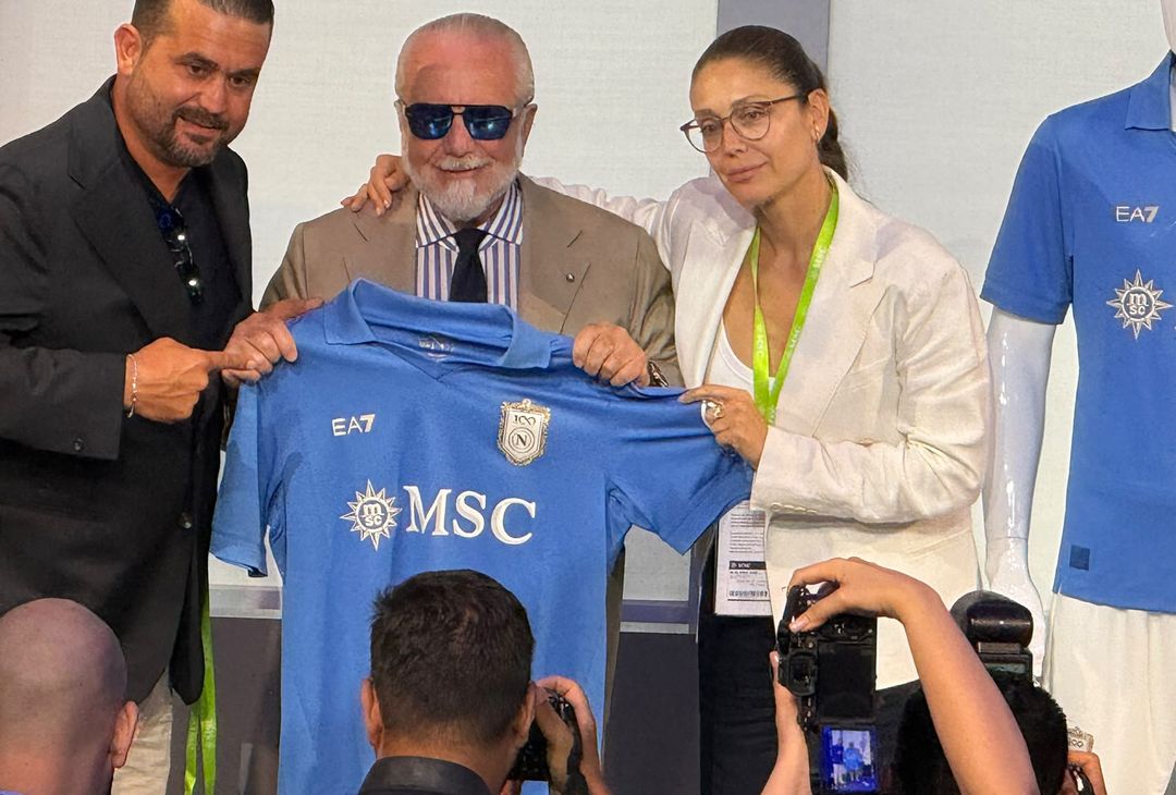 De Laurentiis e i figli Edoardo e Valentina posano con la maglia del Napoli – LE FOTO - immagine 8