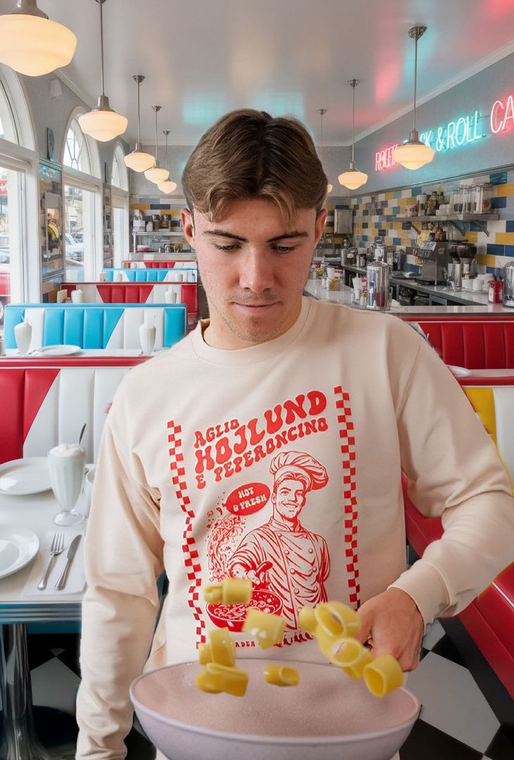 SSC Napoli lancia un nuovo drop della Linea Admin, una collezione che celebra, con il suo stile ironico e dissacrante ispirato ai meme e al linguaggio della Gen Z, Giovane, Rasmus Højlund, Antonio Vergara e, per la prima volta, il Presidente Aurelio De Laurentiis. I nuovi capi saranno disponibili da oggi alle ore 14:30 nello store ufficiale TikTok del Club. La Linea Admin debutta inoltre sull’Official Store SSC Napoli online, con arrivo previsto prossimamente in tutti gli store fisici ufficiali del Club.