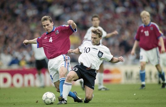 Nedved a Euro 1996, nella finale contro la Germania. (Foto di Mark Sandten/Bongarts/Getty Images) Tra Lazio e Juventus, la storia della ‘Furia Ceca’ Pavel Nedved- immagine 2