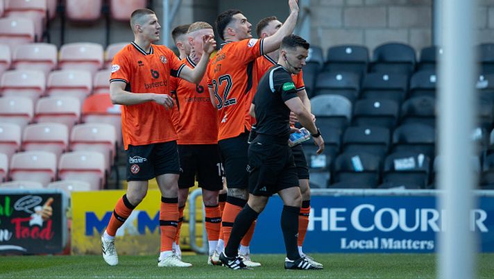 Tony Watt del Dundee United raccoglie una bottiglia di vetro lanciata dai tifosi del Raith Rovers mentre festeggia dopo aver segnato il gol del vantaggio di 1-0 durante una partita decisiva del campionato tra Dundee United e Raith Rovers al Tannadice Park, il 30 marzo 2024, a Dundee Livingston-Dundee United: dove vedere la partita in streaming gratis - immagine 1