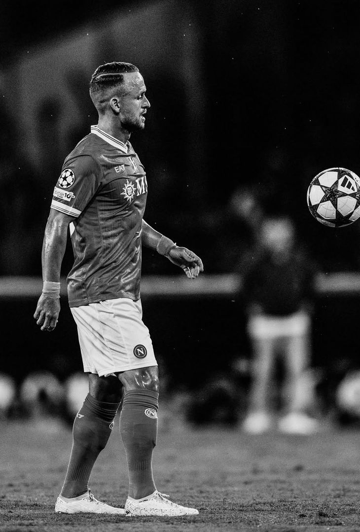 L'estasi per la prestazione di Kevin De Bruyne e la gioia per la doppietta messa a referto da Rasmus Hojlund: due sentimenti positivi (e cardini) rappresentati alla perfezione dal riassunto 'in bianco e nero' di Napoli-Sporting Lisbona realizzato dall'admin dell'account Instagram della compagine partenopea.