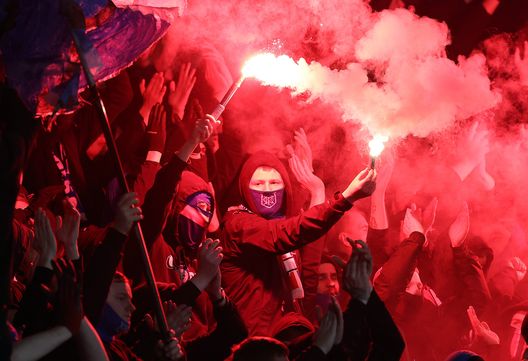 GLASGOW, SCOZIA - 15 DICEMBRE: Tifosi dei Rangers con fuochi d'artificio durante la finale della Premier Sports Cup tra Celtic e Rangers all'Hampden Park il 15 dicembre 2024 a Glasgow, Scozia. (Foto di Ian MacNicol/Getty Images) Rangers-Panathinaikos, scontro tra due delle tifoserie più calde d’Europa- immagine 3