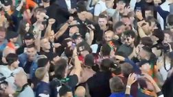 VIDEO / Venezia, Vanoli travolto dai tifosi dopo la promozione in Serie A