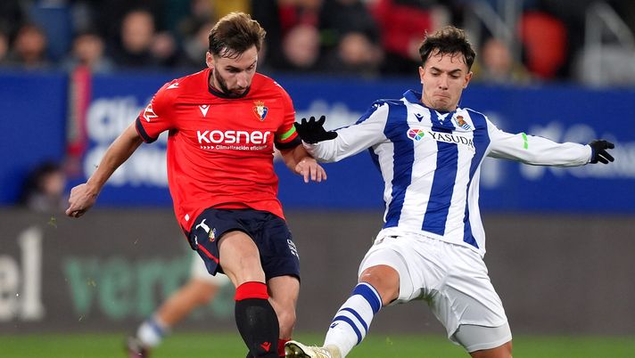 Martin Zubimendi, Real Sociedad, durante la sfida contro l'Osasuna (Foto di Juan Manuel Serrano Arce/Getty Images) Real Sociedad-Osasuna, il derby basco. Stadi a confronto: atmosfera e tifoseria - immagine 1