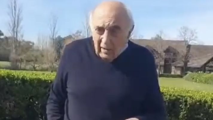 VIDEO Ferlaino giunge alla tomba di Maradona: “Dispiace che non sia più tra noi” - immagine 1