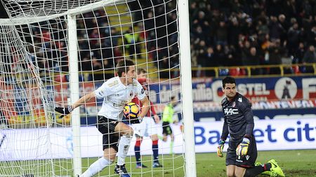 BOLOGNA, ITALY - FEBRUARY 08: Mario Pasalic # 80 of AC MIlan celebrates after scoring a goal during the Serie A match between Bologna FC and AC Milan at Stadio Renato Dall'Ara on February 8, 2017 in Bologna, Italy. (Photo by Mario Carlini / Iguana Press/Getty Images) Deulofeu Bologna