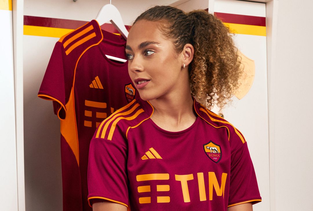 Roma, ecco le immagini della nuova maglia  – FOTO GALLERY - immagine 12