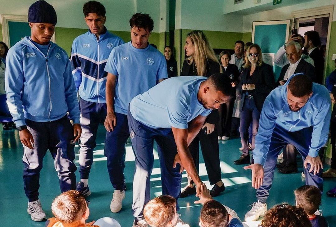 I calciatori del Napoli visitano i piccoli pazienti del Policlinico