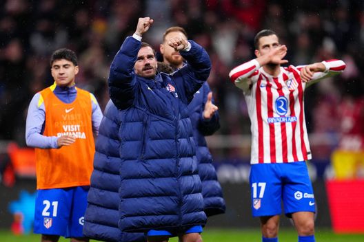 MADRID, SPAIN - FEBRUARY 12: Antoine Griezmann of Atletico de Madrid celebrates with teammates after victory in the Copa Del Rey Semi-Final First Leg match between Atletico de Madrid and FC Barcelona at Riyadh Air Metropolitano on February 12, 2026 in Madrid, Spain. (Photo by Aitor Alcalde/Getty Images) Barcellona, Flick non ha dubbi: “La peggior serata? Quella contro l’Inter”- immagine 2