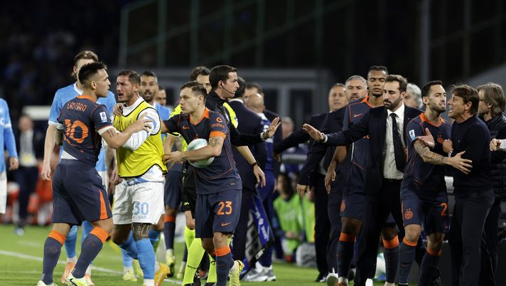 NAPLES, ITALY - OCTOBER 25: Lautaro Martinez of FC Internazionale arguing with Antonio Conte SSC Napoli head coach during the Serie A match between SSC Napoli and FC Internazionale at Stadio Diego Armando Maradona on October 25, 2025 in Naples, Italy. (Photo by Francesco Pecoraro/Getty Images) bordocam napoli inter