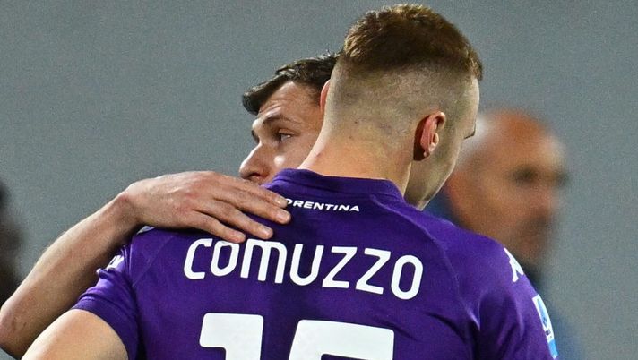 FLORENCE, ITALY - DECEMBER 01: Nicolo Barella of FC Internazionale and Pietro Comuzzo of ACF Fiorentina embrace after the serious injury of Edoardo Bove of ACF Fiorentina who was taken to hospital by ambulance during the Serie A match between Fiorentina and FC Internazionale at Stadio Artemio Franchi on December 01, 2024 in Florence, Italy. (Photo by Mattia Ozbot - Inter/Inter via Getty Images) Comuzzo