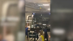 VIDEO Inghilterra: Bellingham, che fai? Sale sul pullman, ma è quello degli avversari