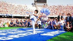 E fu subito amore: Maradona e quell’indimenticabile primo abbraccio di Napoli