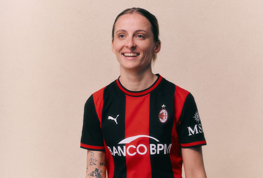 Nuova prima maglia AC Milan 2026-2027 PUMA (Fonte Milan) Nuova prima maglia AC Milan 2026-2027 PUMA (Fonte Milan)