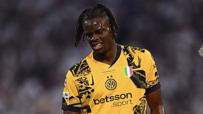 MUNICH, GERMANY - MAY 31: Yann Bisseck of FC Internazionale reacts during the UEFA Champions League Final 2025 between Paris Saint-Germain and FC Internazionale Milano at on May 31, 2025 in Munich, Germany. (Photo by Mattia Pistoia - Inter/Inter via Getty Images) Romano – Bisseck, la verità sul Crystal Palace e sul futuro è questa. Pavard… - immagine 1