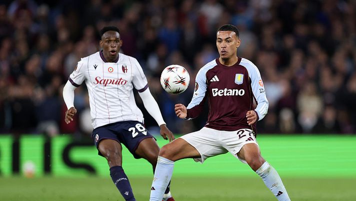 BIRMINGHAM, ENGLAND - SEPTEMBER 25: Morgan Rogers of Aston Villa is chased down by Jhon Lucumi of Bologna FC 1909 during the UEFA Europa League 2025/26 League Phase MD1 match between Aston Villa FC and Bologna FC 1909 at Villa Park on September 25, 2025 in Birmingham, England. (Photo by Justin Setterfield/Getty Images) Aston Villa-Bologna, programma e formazioni: dove vedere la diretta tv e in streaming gratis - immagine 1