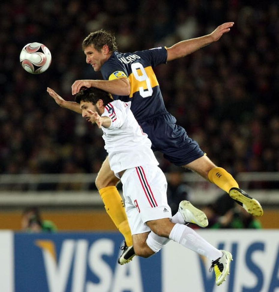 Martin Palermo del Boca Juniors si alza sopra Gennaro Gattuso del Milan durante la finale della Coppa del Mondo per Club FIFA tra Boca Juniors e Milan all'International Stadium Yokohama il 16 dicembre 2007 a Yokohama, Kanagawa, Giappone Boca: tra leggende immortali, la Bombonera e una bacheca gloriosa- immagine 4